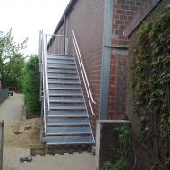 Fluchttreppe mit zus. Handlauf für Kinder.jpg